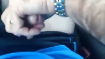 Papai casado bate punheta com seu pau grande no carro