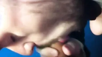 Mamada amateur en baño público con corrida