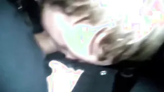 Top verbal assume o controle durante um boquete de twink ao ar livre