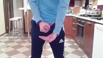 Twink se masturba la polla grande y se corre en la cocina nueva