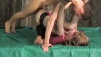 Travesti amateur paga el alquiler con sexo anal a pelo