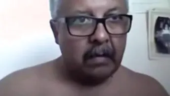 Papai amador mais velho se masturba lentamente na webcam