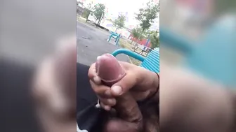 Cara amador pego se masturbando ao ar livre em público