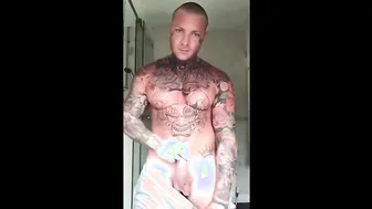 Cara musculoso tatuado bate punheta com seu pau enorme sozinho