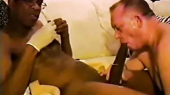 Papai branco maduro chupa um pau preto enorme em uma chupada interr...