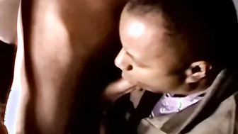 شاب هاوٍ بارتداء نظارات يتم مصه من قبل أبي ناضج وبدين