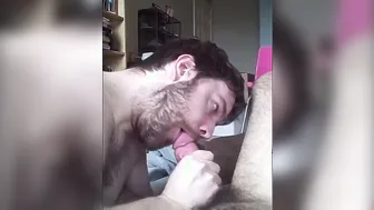 Tío amateur chupa a su amigo en la cama y se traga la leche