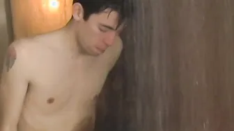 Le tatoué jesse jacobs baise le twink austin parker sous la douche