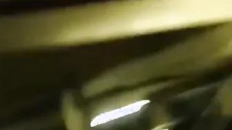 Hetero se masturba la polla grande en el coche mientras ve porno