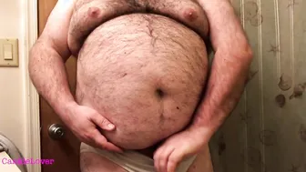 Urso gordinho esfrega pau pequeno e brinca com barriga peluda e peitos