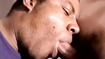 Amateur blanc baise brutalement un mec noir en levrette dans une ba...
