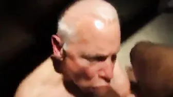 Papás amateurs chupando polla en una sesión de mamada apasionada