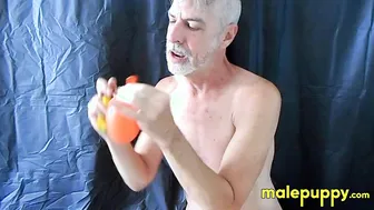 Papi dotado richard lennox se masturba su gran polla sobre globos