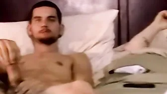 Amigos twinks amadores se masturbam juntos e gozam
