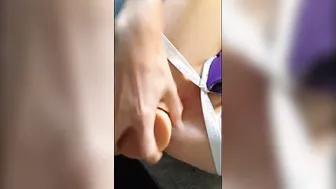 Brent corrigan brinca com consolo e termina em sexo anal sem camisinha