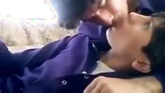 Twinks amadores compartilham beijos profundos e apaixonados