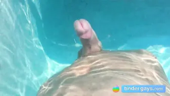 Twink se masturba sem as mãos na beira da piscina
