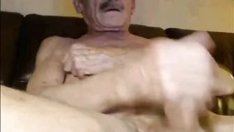 Papai urso prateado peludo bate punheta com seu pau grande