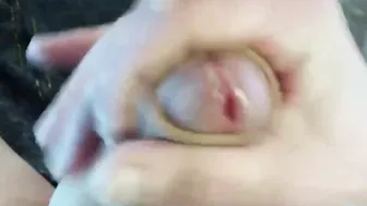 Twink amador bate punheta no pau grande depilado até gozar em close-up