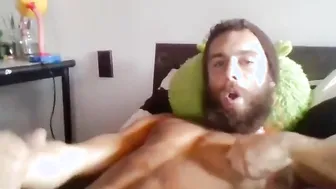 Twink sarado geme enquanto bate punheta com o pau duro