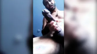 любитель с большим членом дрочит и выпускает огромный камшот