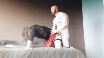 Amateur-crossdresser nimmt großen schwanz bareback in analsession