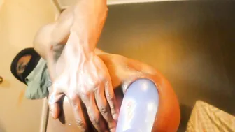 Twink black écarte et expulse un gode xxl