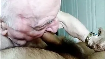 Papai mais velho fode e fode homem mais jovem em encontro amador