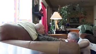 Papá plateado da mamada amateur ansiosa