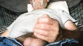 成熟胡子爸爸打飞机并猛烈射精