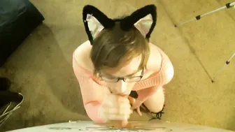 Neko boi serve um pau através de um glory hole