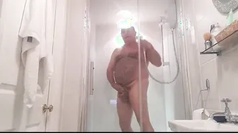 Oso peludo se masturba en la ducha