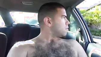 Hunk amador peludo se masturba e goza ao ar livre em público