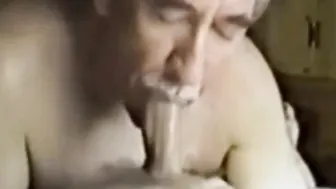 Hombre maduro es mamado y tragado por twink
