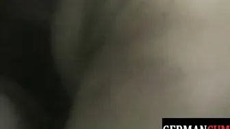 Jock alemão prova gozo após foda sem camisinha por trás
