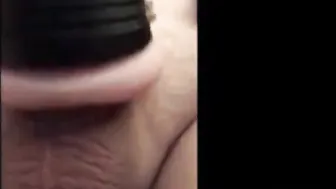 Jovencito se masturba al límite y termina dentro de un fleshlight