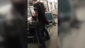 Homme mûr suce un jeune asiatique en plein air en public