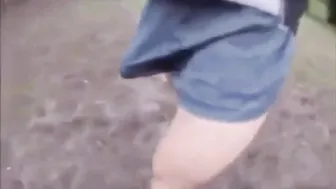 Un tipo atlético se masturba y se corre en un parque público