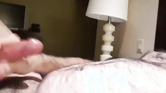 Ours poilu se branle dans une chambre d'hôtel avec grosse éjaculation