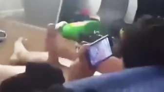 Twink asiático se corre fuerte viendo porno en webcam