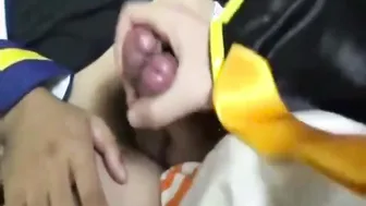 Jovencitos asiáticos travestis en cosplay se masturban mutuamente