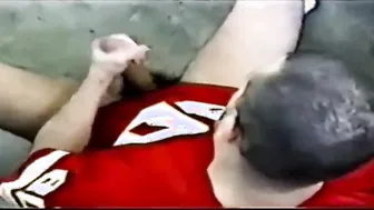 业余年轻男孩在休息站户外手淫