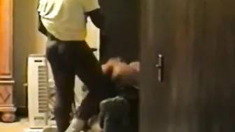 黑人业余者打屁股并猛烈操他的伴侣