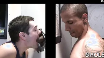 Hunk musculoso hace una mamada a polla dura en gloryhole