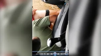 Papai maduro recebe boquete ao ar livre no campo