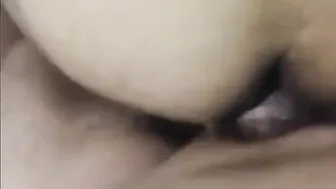 Papá griego casado folla a pelo a joven travesti en encuentro amateur