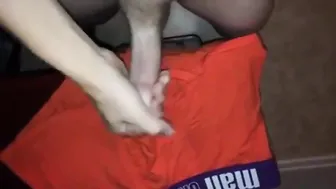 Twink solo se masturba su gran polla y se corre en su calzoncillo
