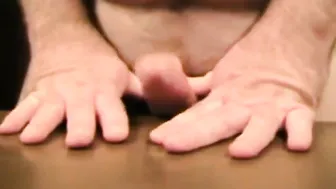 شاب مبتدئ يستمني زبه الصلب حتى يصل إلى هزة قوية