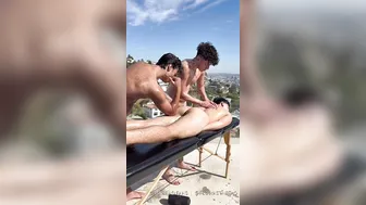 Twink recebe massagem ao ar livre e é fodido por dois sarados