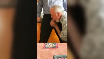 Papai prateado dá um boquete apaixonado para um jovem